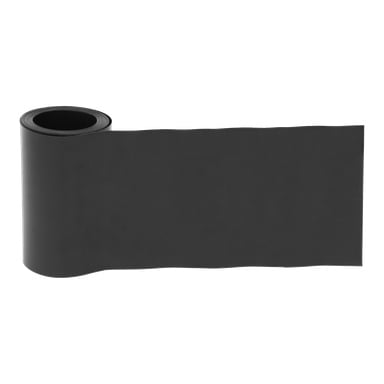 En delvis utrullet rull av svart gummiark med én rett kant og én litt ujevn kant.