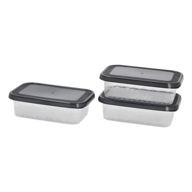 Trzy pojemniki Menuett Lunchbox, każdy prostokątny z przezroczystymi plastikowymi bokami i czarnymi pokrywkami. Po prawej stronie dwa pojemniki są ułożone jeden na drugim; po lewej stoi pojedynczy pojemnik. Wszystkie mają delikatnie fakturowany wzór wzdłuż boków.