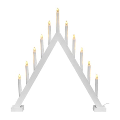 EKVIP Large LED adventsljushållare är en vit, triangelformad ljusbrygga med nio jämnt fördelade elektriska ljus på varje sida, var och en lysande med ett varmt gult LED-ljus. Den har en platt bas och fungerar när den är ansluten till ström.