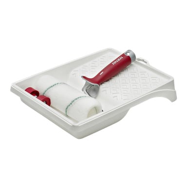 Anza Roller-kit Elite har en vit färgbricka med en texturerad sektion för att ta bort överflödig färg, tillsammans med en färgrulle med rött handtag och ett skinande vitt rullskydd med gröna ränder.