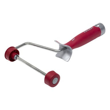 Anza Roller Frame Elite är ett handhållet verktyg med ett rött handtag som har ett hål att hänga i spetsen, och det har två röda hjul som är sammanfogade med en metallstång.