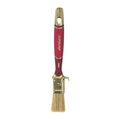 En Jordan Brush Perfect Flat Inne malerpensel med rødt og gullfarget håndtak, flat bustende ende, og tallet 25 vist på ferrulen.