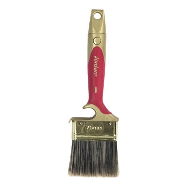 Brush Perfect Flat Ute fra Jordan er en 75 mm malerpensel med et rødt og gullfarget håndtak, et bredt, flatt busthode og et brukervennlig hengehull i enden av håndtaket.