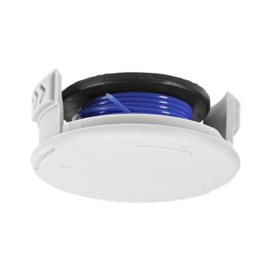 Ryobis trimmerspol RAC124 har en rund vit plastdispenser med svart mitt, innehållande en blå tråd inuti rullad. Två klämmor är fästa på sidorna, och ena änden av den blå tråden sticker ut från dispensern.