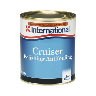 En 750 ml burk Cruiser Antifouling-färg från International, med en blå och vit etikett med ett guldlock. Produkt- och varumärkesdetaljer finns på förpackningen, med AkzoNobel-logotypen nere i högra hörnet.