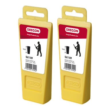 Ett par gula plastkilar från Oregon, marknadsförda som "Felling Wedge 2 Pack", var och en med en vit och röd etikett som visar silhuetten av en person som använder en kil. Etiketterna visar också produktnummer 561109 och en streckkod.