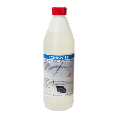 En vit plastflaska med en röd kapsyl märkt "Rönnqvist Båttvättmedel." Etiketten innehåller produktinformation, en illustration av en båt och en borste samt en webbadress längst ner.