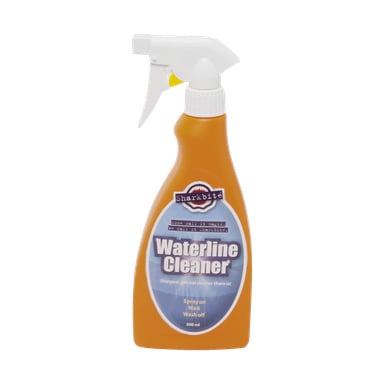 En orange sprayflaska från Sharkbite® märkt som Boat Cleaning Waterline Cleaner, med blå och vita detaljer och användningsanvisningar för att spraya, vänta och sedan skölja. Flaskan rymmer 500 ml rengöringsmedel.