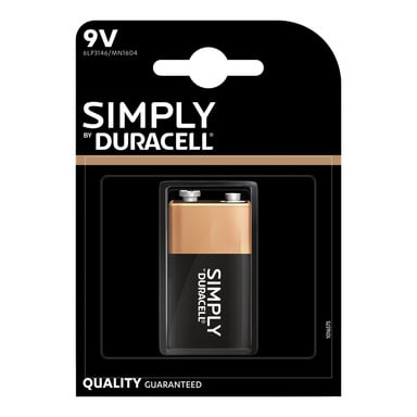 Ett Duracell 9V-batteri från "Simply"-serien, med svart och kopparfärg, presenterat i sin enkelförpackning mot en kontrasterande svartvit bakgrund, med produktdetaljer visade ovan och nedan.