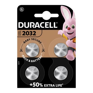 Ett paket med fyra Duracell CR2032 knappcellsbatterier i svart och orange förpackning med Duracell-kaninen till höger, tillsammans med framhävda produktfunktioner som "Baby Secure" och "+50% Extra Life".