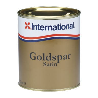 En 750 ml burk med International Varnish Goldspar Satin, med en guldfärgad nedre halva och vit övre halva, med Internationals logotyp och röda, vita och blå ränder på etiketten.