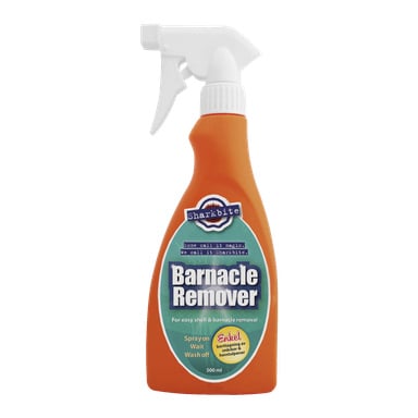 En orange 500 ml sprayflaska visar etiketten Sharkbite Boat Cleaner Barnacle Remover, som beskriver instruktioner för att spraya, vänta och skölja. Produkten är avsedd för enkel borttagning av skal och havstulpaner.