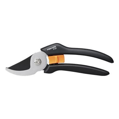 En svart och silverfärgad bypass-besax, Secateurs P121-modell, med orange låslås och Fiskars-logotypen visad på handtaget.