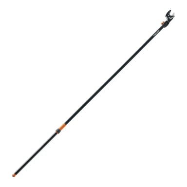Fiskars UP84 Pole Cutter to wysuwane narzędzie w kolorze czarno-pomarańczowym z ostrym ostrzem na końcu, przeznaczone do sięgania i cięcia wysokich gałęzi drzew.