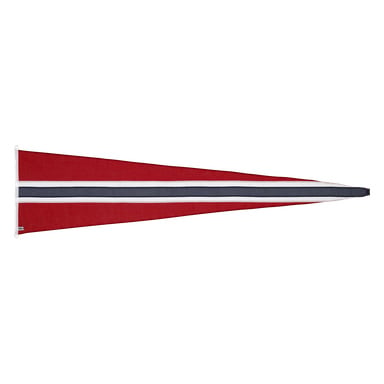 Trójkątny czerwony norweski proporzec autorstwa Adeli przedstawia centralny, poziomy, ciemnoniebieski pasek obramowany dwoma białymi pasami, rozciągający się od drzewca do ostrego końca.
