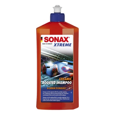 SONAX Xtreme Ceramic Boosted Shampoo-flaska med röd kork, orange vätska och etikett som visar bilgrafik och Si-Carbon-detaljer.