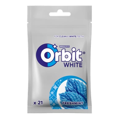 Zamykalne srebrne opakowanie gumy do żucia Orbit White zawiera etykietę Freshmint, niebieskie liście mięty oraz oświadczenie promujące czyste i białe zęby. Pakiet mieści 21 elementów.