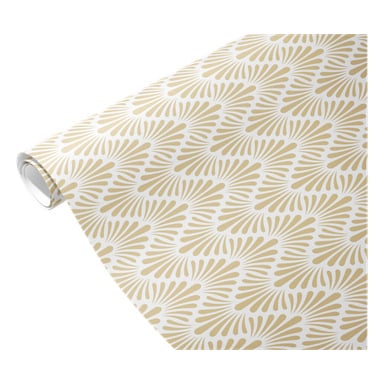 En delvis utrullad rulle Menuett-presentpapper visar ett upprepande beige solfjäderformat mönster, med bra belysning som framhäver texturen och de fina detaljerna i designen.