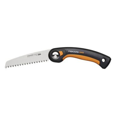 Widoczna jest Fiskars Folding Saw Plus M SW68, z zakrzywioną ząbkowatą ostrzą i czarno-pomarańczową ergonomiczną rączką w pełni widoczną.