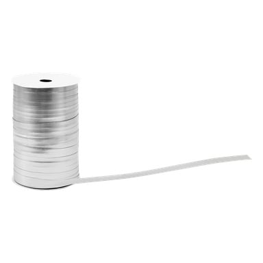En rulle av glänsande silverband från EKVIP Gift med bandet upprullat åt höger.
