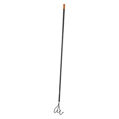 Fiskars Cultivator Solid z długą czarną rączką, pomarańczową nakrętką i solidną metalową głowicą z trzema bolcami, zaprojektowany do efektywnego rozluźniania i odchwaszczania ziemi ogrodowej.