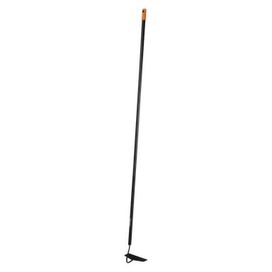 Fiskars Hoe Solid to motyka ogrodowa z długim uchwytem zakończonym pomarańczowym końcówką. Posiada płaskie, pochylone metalowe ostrze zoptymalizowane do pielenia i uprawy gleby. Narzędzie stoi pionowo.