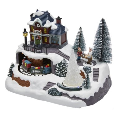 EKVIP Christmas village med tågstationens LED visar en härlig mini-vintermiljö, med figurer som väntar på perrongen, två höga tallar, snötäckt mark, en genomskinlig plastjulgran och ett litet leksakståg som cirklar runt basen på sin spår.