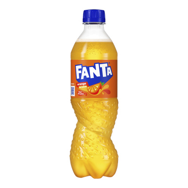 En 500 ml Fanta Orange-plastflaska från Coca Cola, med en klarorange etikett med Fanta-logotypen, en bild av en skivad apelsin och toppad med en blå kapsyl; Etiketten innehåller text som anger att den är apelsinsmakad, låg i kalorier och inte innehåller någon juice.