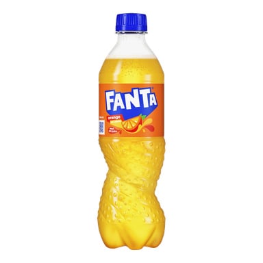 En plastflaska Fanta Orange från Coca Cola med blå kork och apelsinetikett visar Fanta-loggan, en bild av en apelsinskiva, och noterar att det är en lågkalorihaltig, apelsinsmakad läsk med 0 % juice.
