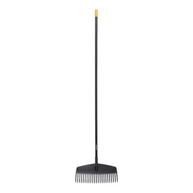 Fiskars Rake Solid M to czarne grabie z długą, prostą rączką, żółtym końcówką i szeroką plastikową głowicą z równomiernie rozmieszczonymi zębami.