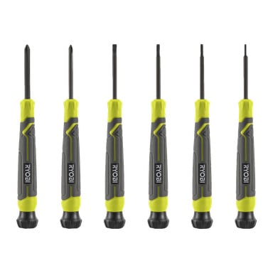 Sex Ryobi Precision Screwdrivers Set RHSDSPC6 skruvmejslare är arrangerade i en vertikal rad, var och en med svart skaft och handtag i grått och neongult. Setet innehåller både flathead- och Phillips-skruvmejslar.
