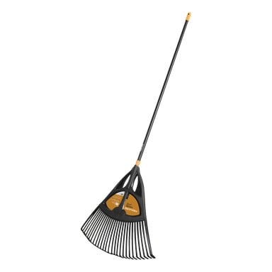 Fiskars Rake Solid XL z długim uchwytem i szerokimi czarno-pomarańczowymi plastikowymi zworzeniami.