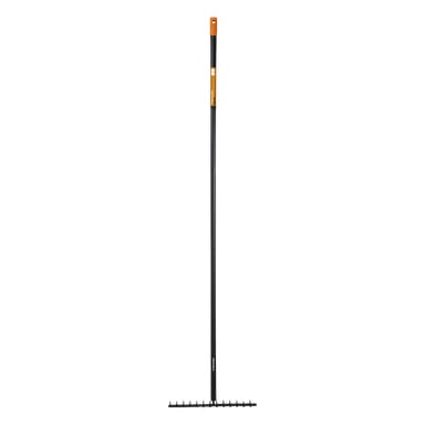 Fiskars Rake Solid 14BP ma długą czarną rączkę, pomarańczową nasadkę z otworem do zawieszenia oraz metalową głowicę wyposażoną w kilka prostych zębów odpowiednich do grabienia ziemi lub żwiru.