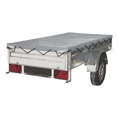 En flaktrailer med metallsidor, bakljus, en enkel axel och ett svart däck täcks av ett grått Hamron-skydd som är hårt fastsatt med bungee-rep. Bilden är tagen från bakre vänstra sidan och visar tydligt hur omslaget passar över trailern.