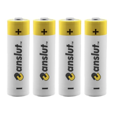 Fyra Anslut AA-batterier i ett paket om fyra, med en vit och gul design med svart text och logotyper där det står "Anslut." Batterierna är uppradade vertikalt med positiva poler och plusskyltar synliga ovanpå.