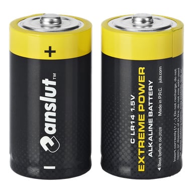 Kaksi mustaa ja keltaista Anslut C -paristoa "Extreme Power 2 -paketista" seisoo pystyasennossa. Vasemmanpuoleisessa paristossa näkyy Anslutin logo, jossa on positiivinen napa, kun taas oikeanpuoleinen paristo näyttää tekniset tiedot ja viimeinen käyttöpäivä.