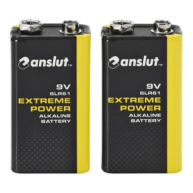 Kaksi mustaa ja keltaista Anslut 9V -akkua Extreme Power 2 -paketista seisovat pystyasennossa vierekkäin.