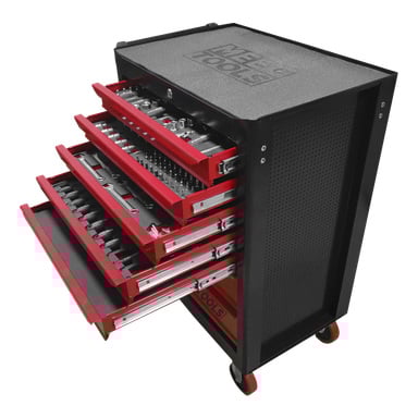 Svart verktygskista med fem öppna röda lådor innehållande skiftnycklar, skruvmejslar, hylsor; fyra röda hjul och en texturerad tak.