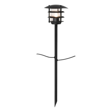 Das Anslut Pollard Connectable System Gartenlicht zeigt einen schwarzen, zylindrischen Glasschirm mit horizontalen Metalllatten, der auf einem hohen, spitzen Pfosten angebracht ist, um ihn leicht im Boden zu platzieren. Schmale Drähte ziehen sich vom Mast aus.