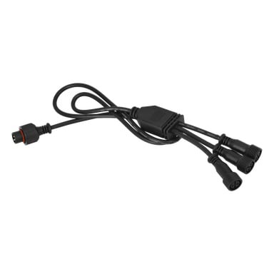 Ein schwarzes Anslut Verlängerungskabel Connectable System Splitterkabel mit einem einzigen Eingangsstecker und drei runden Ausgangssteckern zur Verteilung von Strom oder Signal an mehrere Geräte. Das Kabel ist für die einfache Bedienung locker aufgewickelt.