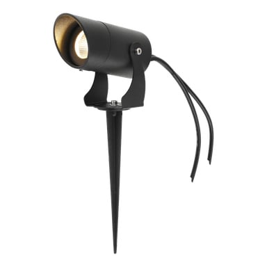 Das hier abgebildete Anslut Spotlight Connectable System ist ein schwarzer Außenscheinwerfer mit einem spitzen Pflock für einfache Bodenplatzierung. Das Licht wird eingeschaltet, und zwei freiliegende Drähte sind von hinten sichtbar.