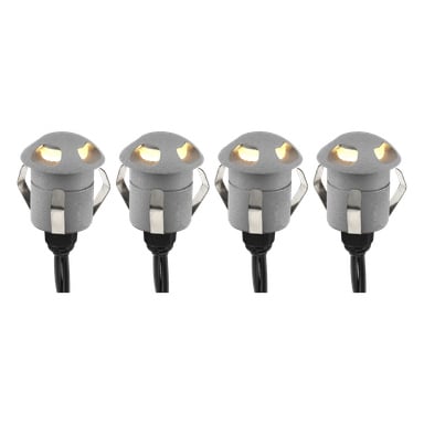 Eine Reihe von vier identischen Anslut Steplights Connectable System LED-Außenlichtern für Außenwege wird beleuchtet und mit schwarzen Kabeln verbunden. Jede Lampe hat ein abgerundetes, belüftetes Gehäuse, das durch mehrere Öffnungen einen warmen Schein ausstrahlt.