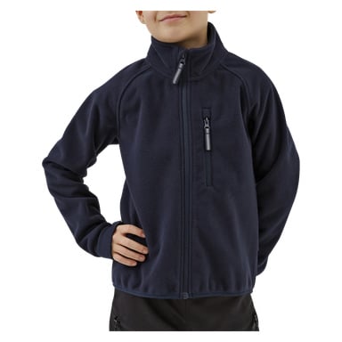 Lapsi poseeraa toinen käsi lanteilla, pukeutuneena tummansiniseen Kayoba Outdoor Children's -tuulitiiviseen fleece-takkiin, jossa on korkea kaulus ja vetoketjullinen rintatasku. Kasvot ovat osittain näkyvissä.