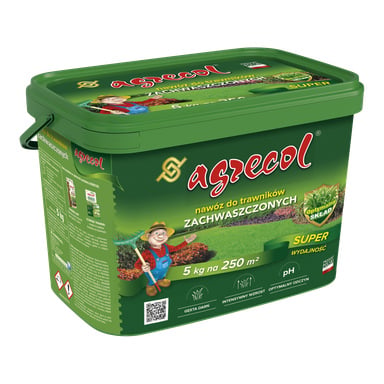 Zielony plastikowy pojemnik nawozu Agrecol Lawn Fertiliser z ilustrowanymi zdjęciami ogrodnika i trawnika na etykiecie; Opakowanie o wadze 5 kg obejmuje do 250 m².