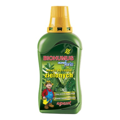 Zielona butelka nawozu Agrecol Plant Fertiliser Biohumus Forte dla zielonych roślin z żółtą nakrętką. Na etykiecie widnieją zdjęcia bujnych zielonych liści i kreskówkowego rolnika trzymającego konewkę, wraz z opisowym tekstem.