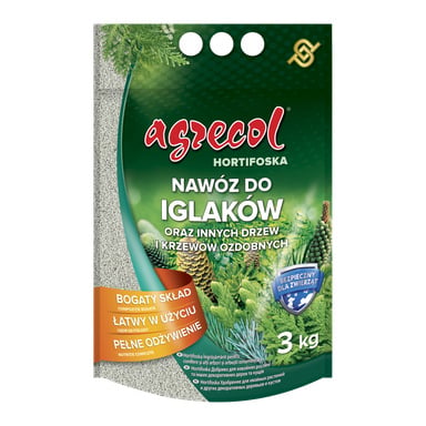 Worek nawozu mineralnego Agrecol Mineral dla drzew iglastych, Hortifoska. Zielone opakowanie zawiera obrazy szyszek i igieł oraz tekst podkreślający takie cechy jak zawartość składników odżywczych i bezpieczeństwo zwierząt.