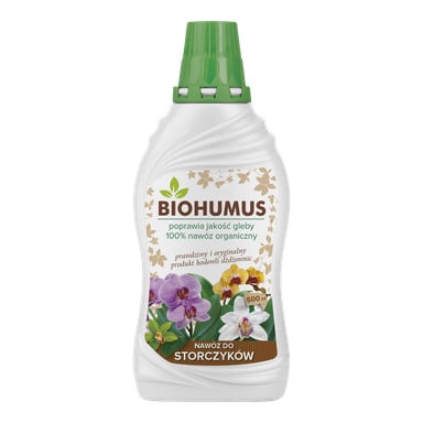 Biała plastikowa butelka z zielonym nakrkiem oznaczona "Biohumus" od Agrecol, z obrazami storczyków i tekstem informującym, że jest to w 100% organiczny nawóz do storczyków. Butelka mieści 500 ml.