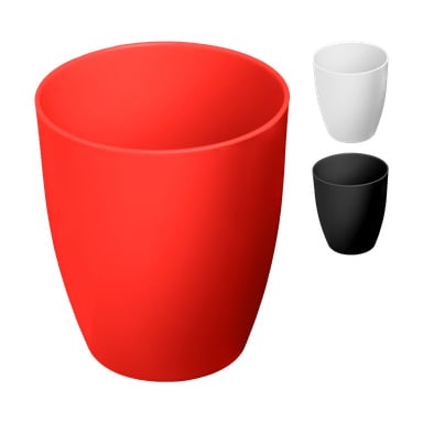 Tre Menuett-krus er utstilt, med et stort, helrødt krus foran og to mindre krus—ett hvitt og ett svart—plassert bak. Alle tre har en glatt, matt overflate og har avrundede, sylindriske design.