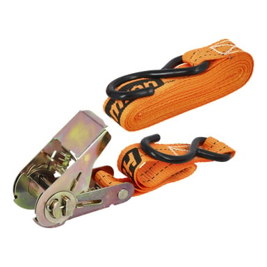 Ein Hamron-Sicherungsriemen in orangefarbener Farbe, ausgestattet mit einer Metallratsche und schwarzen Haken an beiden Enden, ist sowohl aufgerollt als auch gerade ausgebreitet dargestellt.