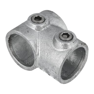 Hopeinen Hard Head Through T-liitinmetalliliitin, jossa on kaksi pyöreää aukkoa ja kuusikulmaiset hylsyruuvit kummallakin puolella, ja jotka on suunniteltu yhdistämään putket 90 asteen kulmaan.